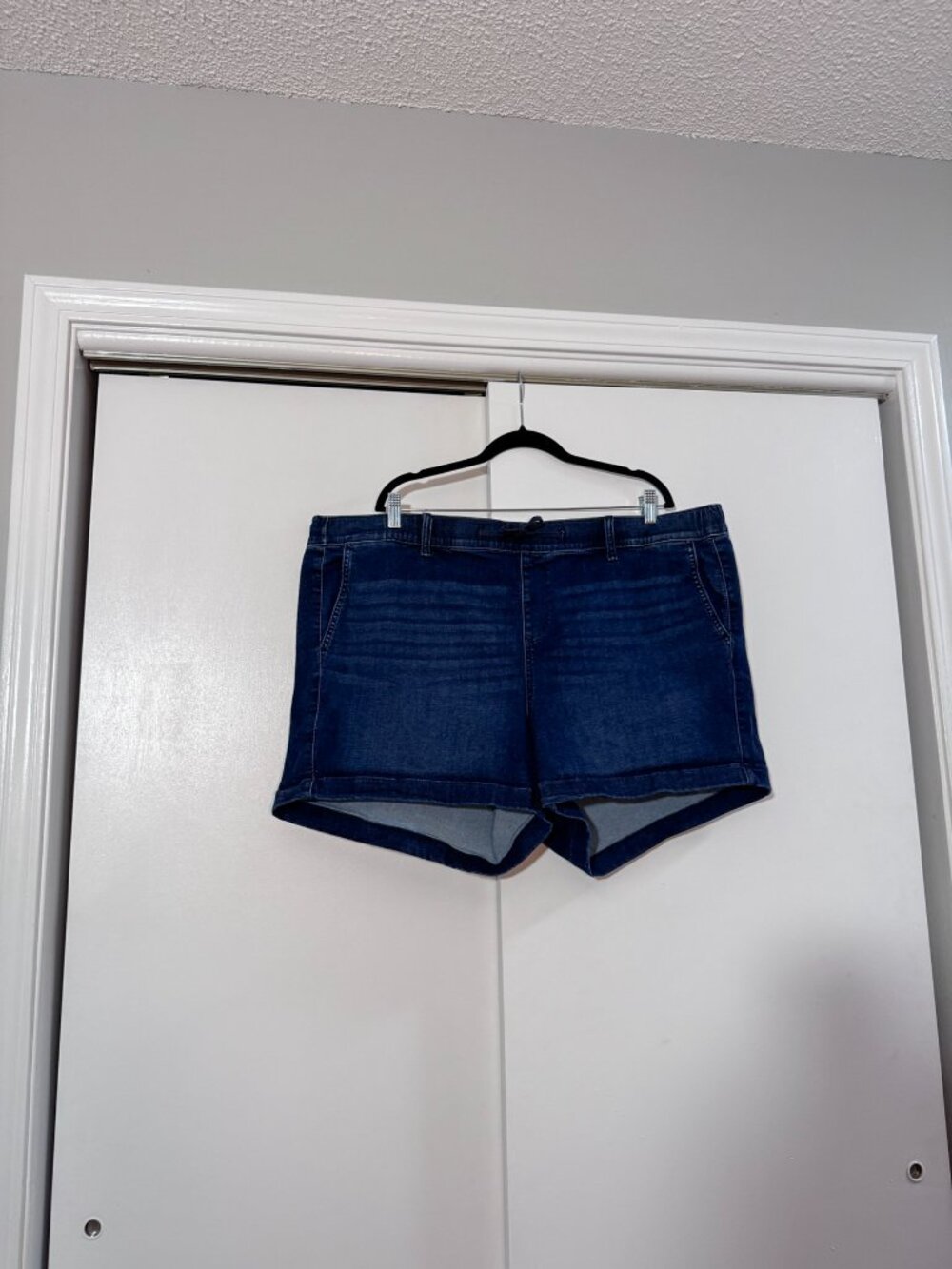 Torrid 3.5" Weekend Mid-rise short size 3 - Picture 3 of 6